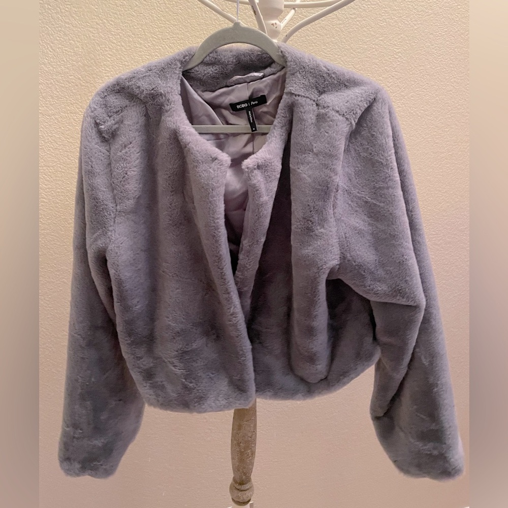 Hard to find XL Suuuuper soft BCBG faux fur shrug.